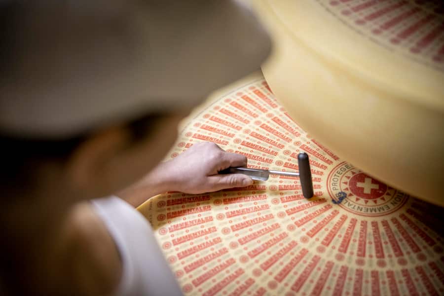 Zwei Generationen, ein Käse: Treffen zwischen Urs Schluechter, Direktor Emmentaler Switzerland, und Aline Hadorn, Lernende/Milchtechnologin in Kirchberg BE. Aufgenommen am 04.04.2023