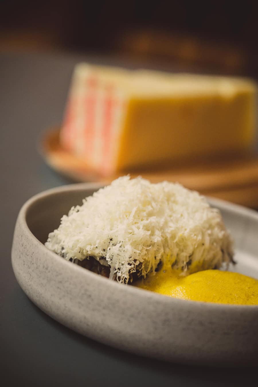 Fabian Fuchs kocht in der Neuen Taverne 2023: Brotknödel, Austernsaitling, Thai-Schaum