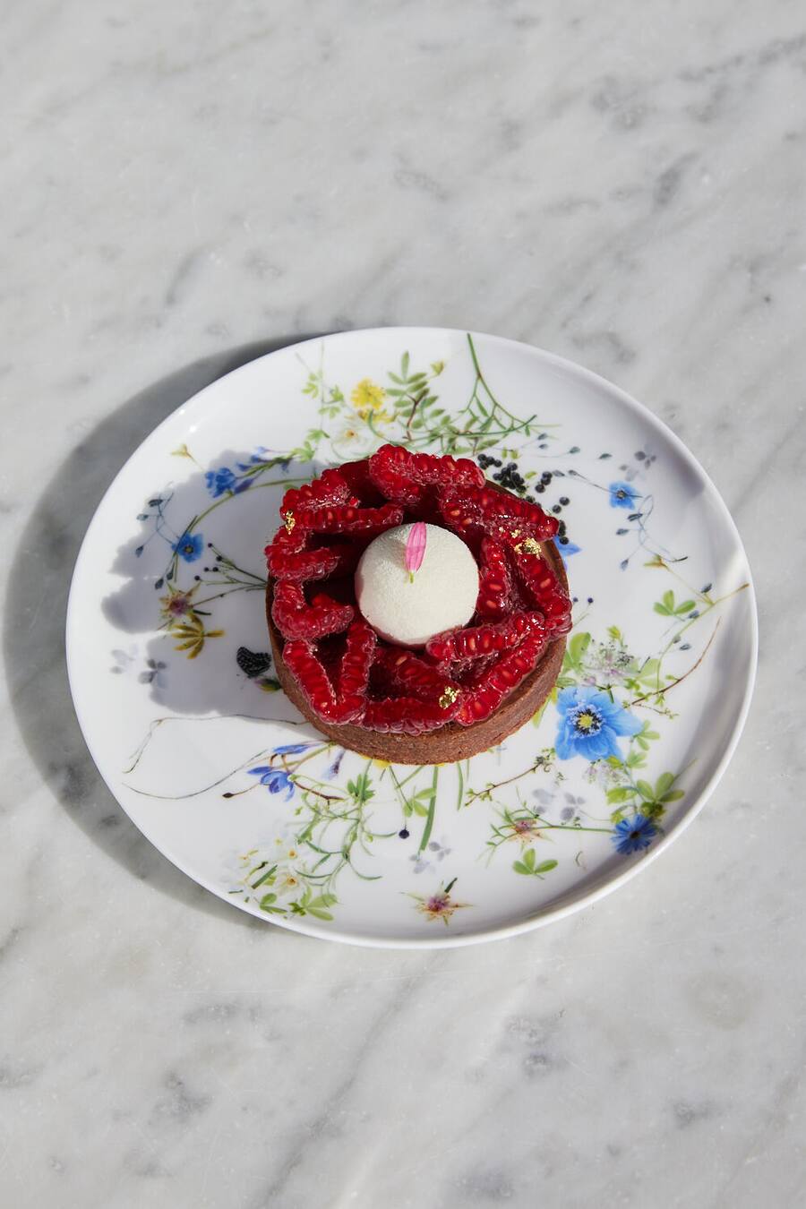 Tarte mit Milchschokoladen-Cremeux, Mascarponemousse, Himbeergelee und leicht gebundenem Himbeer-Ragout.