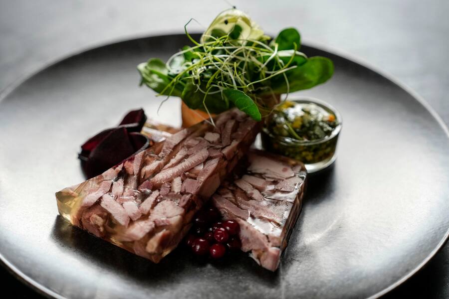 30.03.2023; Roggliswil (LU); Schwartenmagen Gasthof Ochsen; Reportage Herstellung Schwartenmagen bei Philipp Blum im Gasthof Ochsen. Im Untergeschoss befindet sich seine Metzgerei wo er die verschiedene Fleischprodukte selber herstellt. © Valeriano Di Domenico