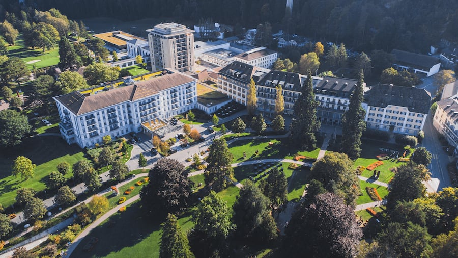 Grand Resort Bad Ragaz Luftaufnahme im Sommer