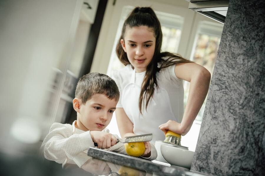 Agron Lleshi backt mit seiner Familie 2023