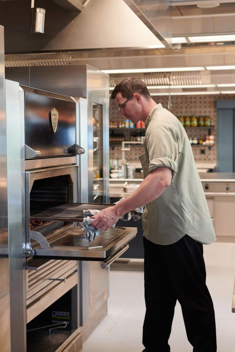 Josper Grill! Patrick Ansorge hat das heikle Teil im Griff.