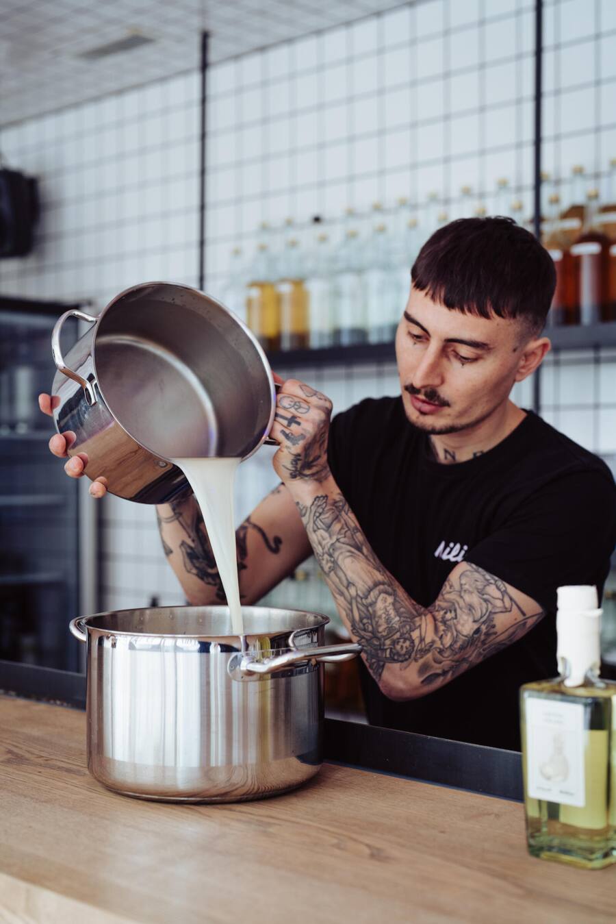 Pashk Cenaj ist Inhaber der Milieu Bar & produziert Fertigcocktails für Jelmoli - Seine neuste Kreation: Crystal Colada - April 2023 - Copyright Olivia Pulver