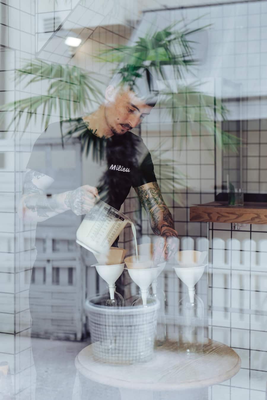 Pashk Cenaj ist Inhaber der Milieu Bar & produziert Fertigcocktails für Jelmoli - Seine neuste Kreation: Crystal Colada - April 2023 - Copyright Olivia Pulver