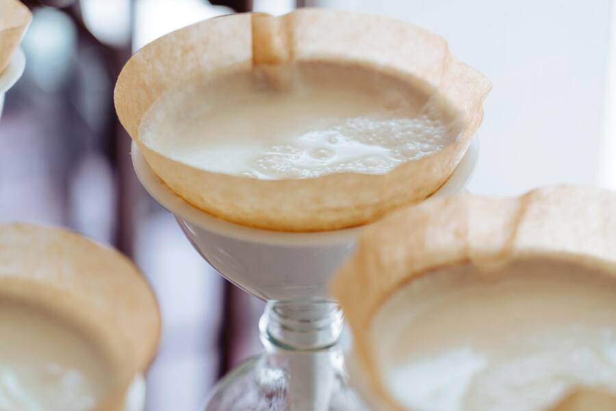 Pashk Cenaj ist Inhaber der Milieu Bar & produziert Fertigcocktails für Jelmoli - Seine neuste Kreation: Crystal Colada - April 2023 - Copyright Olivia Pulver