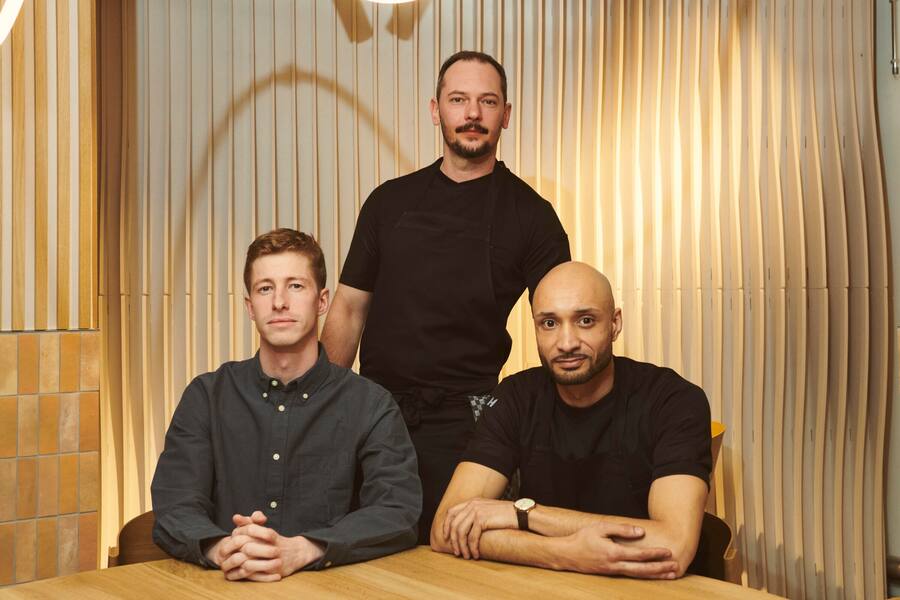 Nicolas Bernet (ganz links) füllt die Gläser, hier zusammen mit Krasnic (m.) und Schmitz.