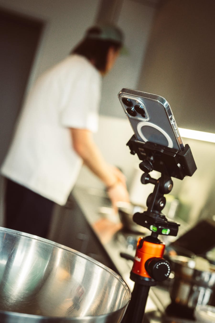 Smartphone auf Stativ mit Mann imHintergrund