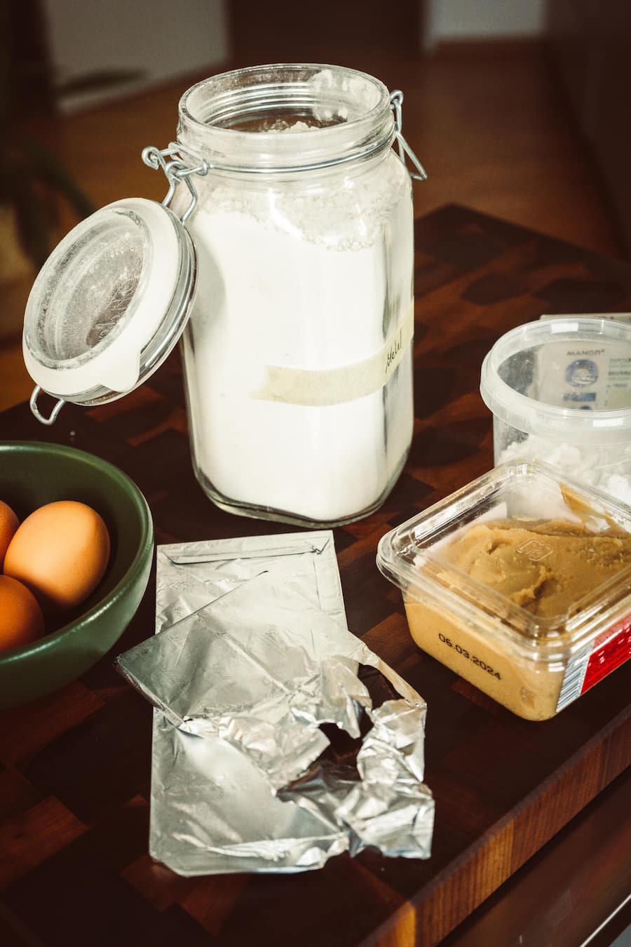 Backzutaten auf einem Holzbrett