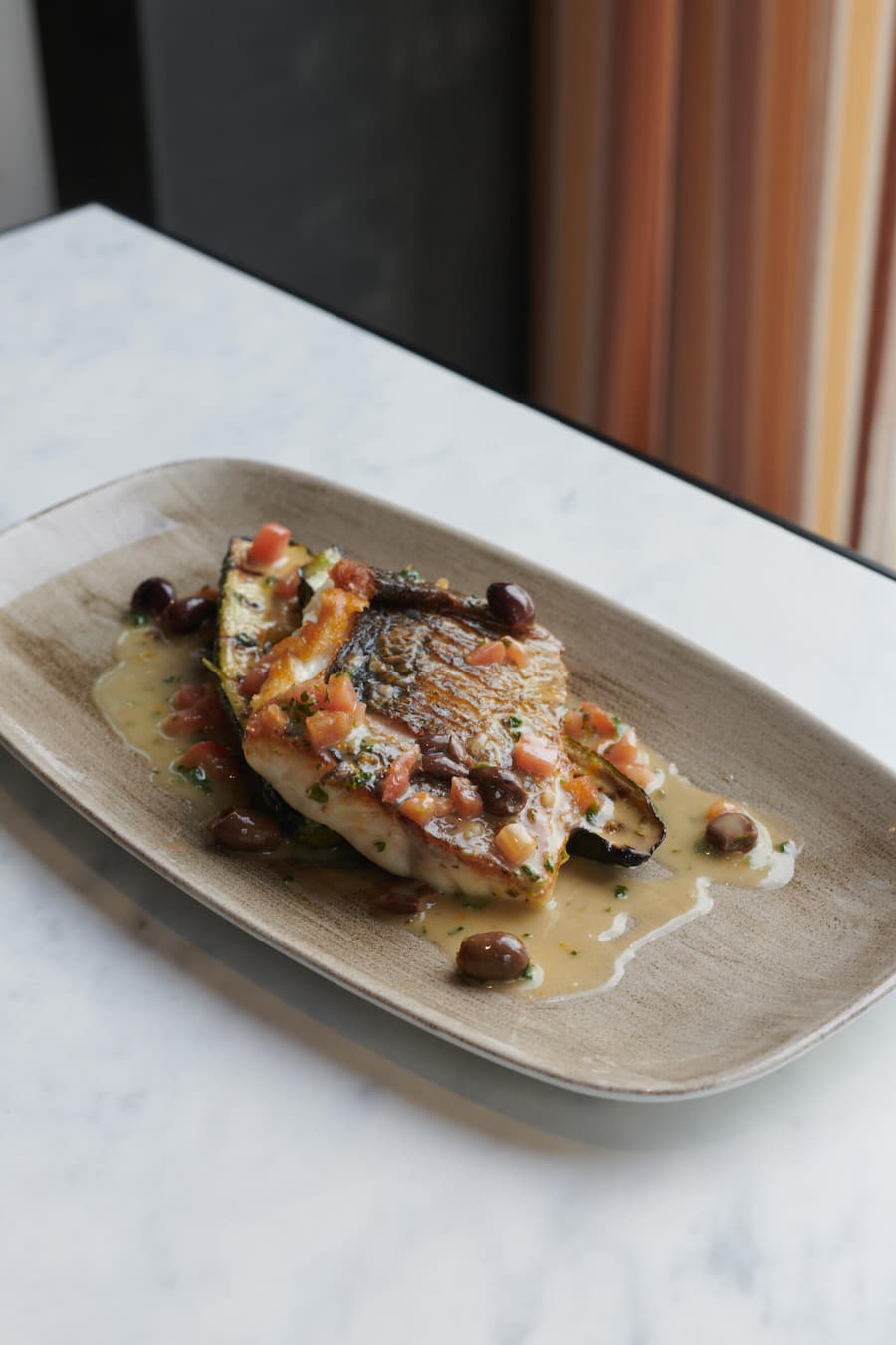 Samkeh Harra Beirutiyeh! Wolfsbarsch aus dem Josper Grill.