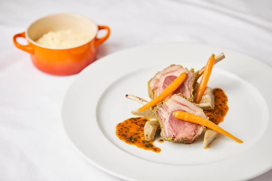 Lammkotelett / Lamm-Rex vom Surselva Lamm in der Kräuterkruste, Artischoken und Karotten, Bagna-Cauda-Sauce, Bündner Bramata-Polenta. Manuel Reichenbach von der Casa Tödi in Truns GR, 20.03.2020. Foto Lucia Hunziker Casa Tödi, Casa Toedi, Manuel Reichenbach, Trun, neu getestet © Lucia Hunziker