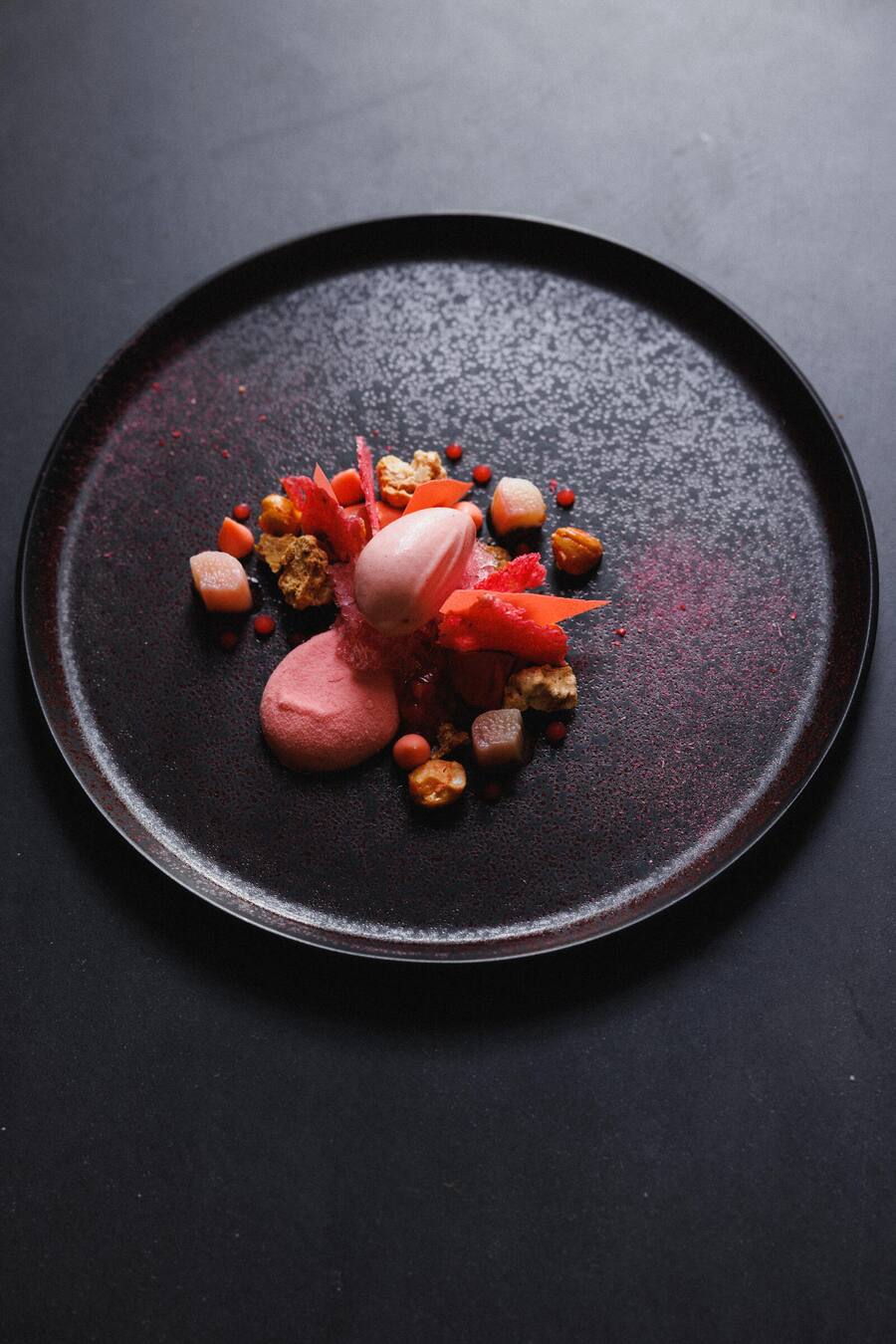 Tanja Grandits, Restaurant Stucki, Basel, Grégory Rohmer, WINE SUMMIT 2023, Pinot Noir, Rhabarber, Rosa Pfeffer-Sorbet, Joghurt-Mousse, Julien Duvernay