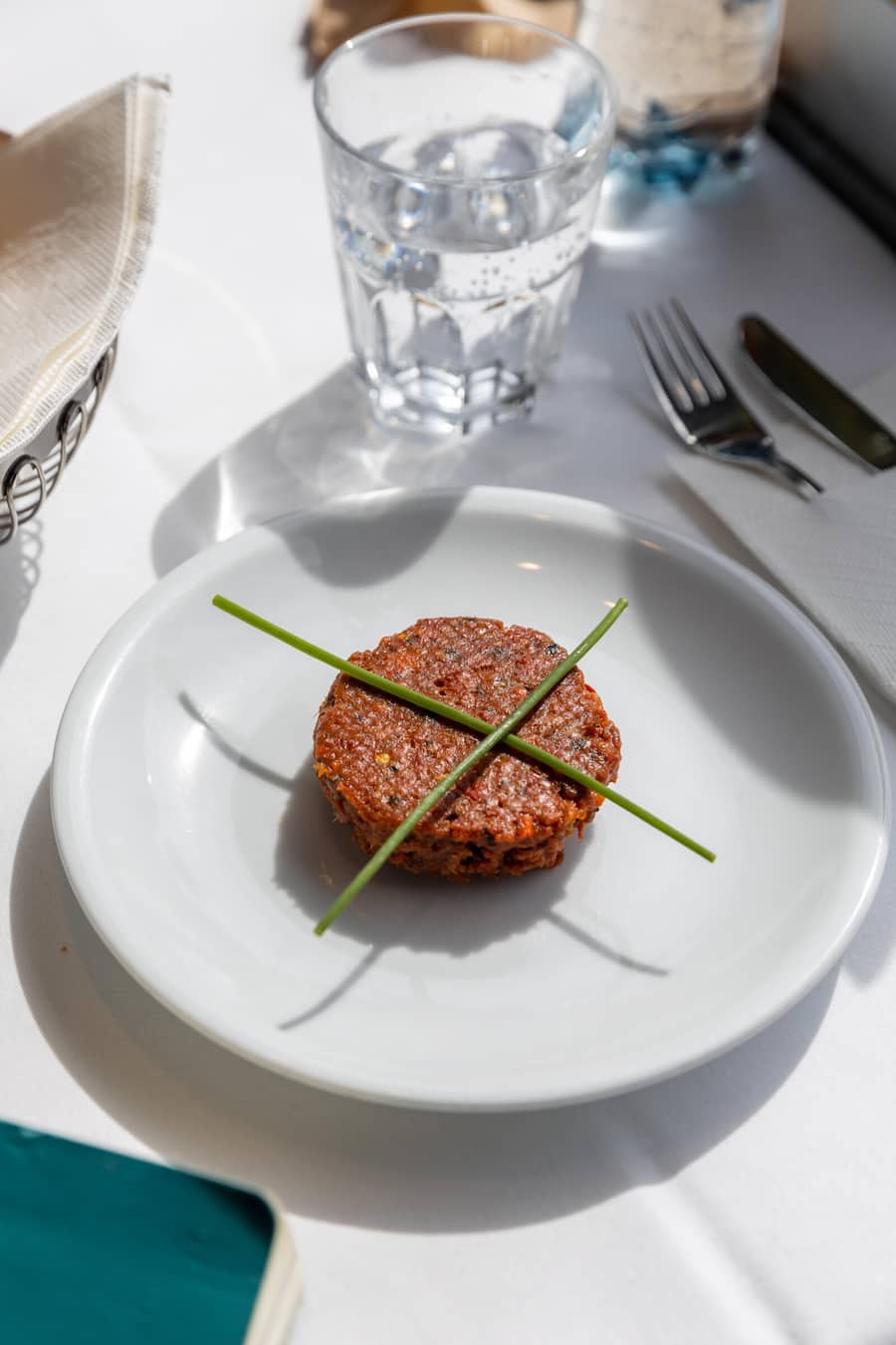 Speisewagen SBB.Story mit Journalist Daniel Herz Böniger. Fotografiert am 27.04.2023 auf der Zugstrecke Zürich-Bern. VEGANES GEMÃSE TARTAR.