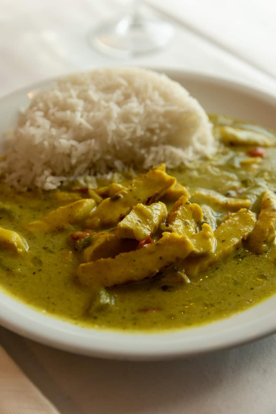 Speisewagen SBB.Story mit Journalist Daniel Herz Böniger. Fotografiert am 27.04.2023 auf der Zugstrecke Zürich-Bern. GRÃNES CURRY.Grünes Thay curry mit Poulet und Reis