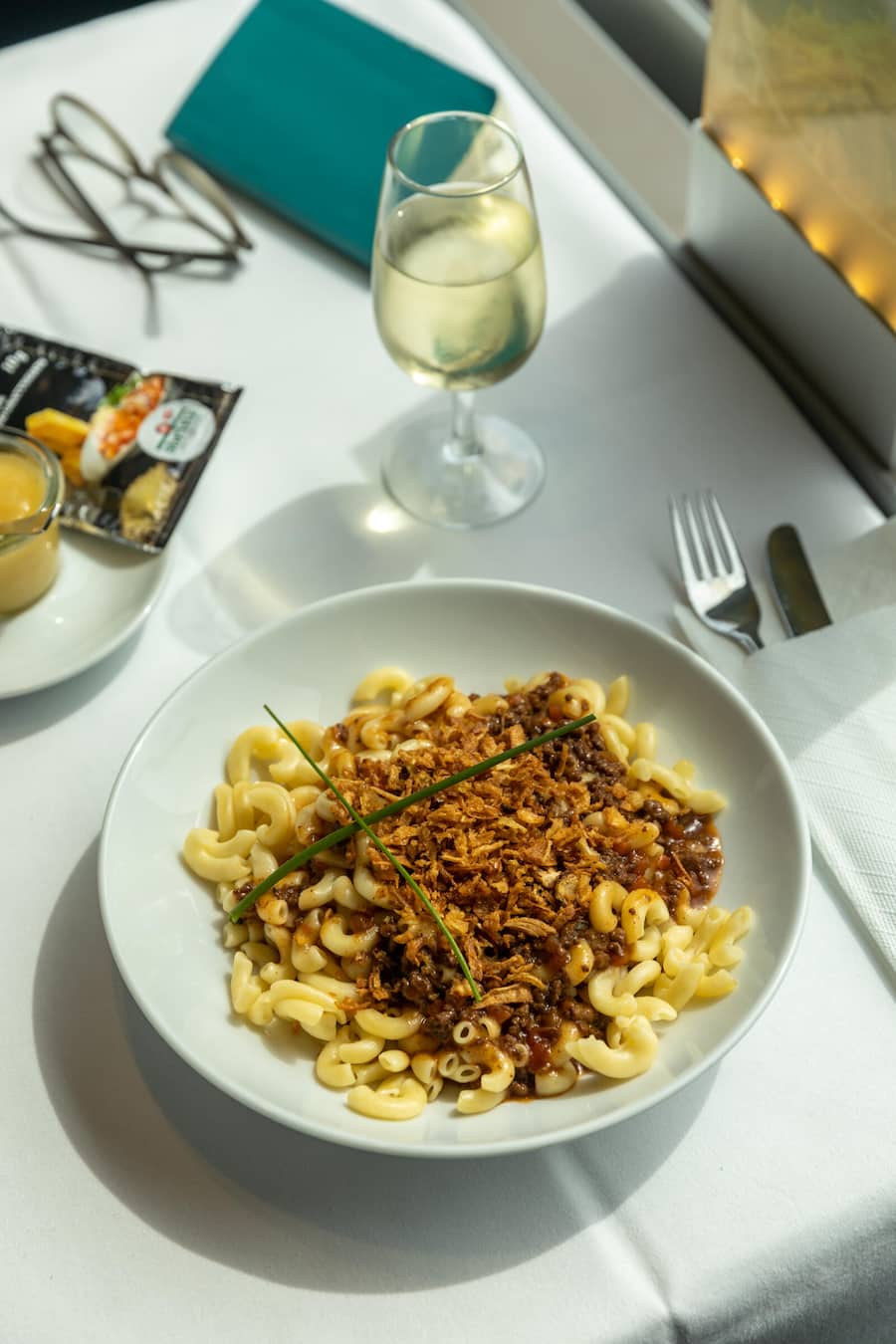 Speisewagen SBB.Story mit Journalist Daniel Herz Böniger. Fotografiert am 27.04.2023 auf der Zugstrecke Zürich-Bern. GHACKTES MIT HÃRNLI.Rindfleisch mit Hörnli,Röstzwiebeln, Apfelmus und Sbrinz