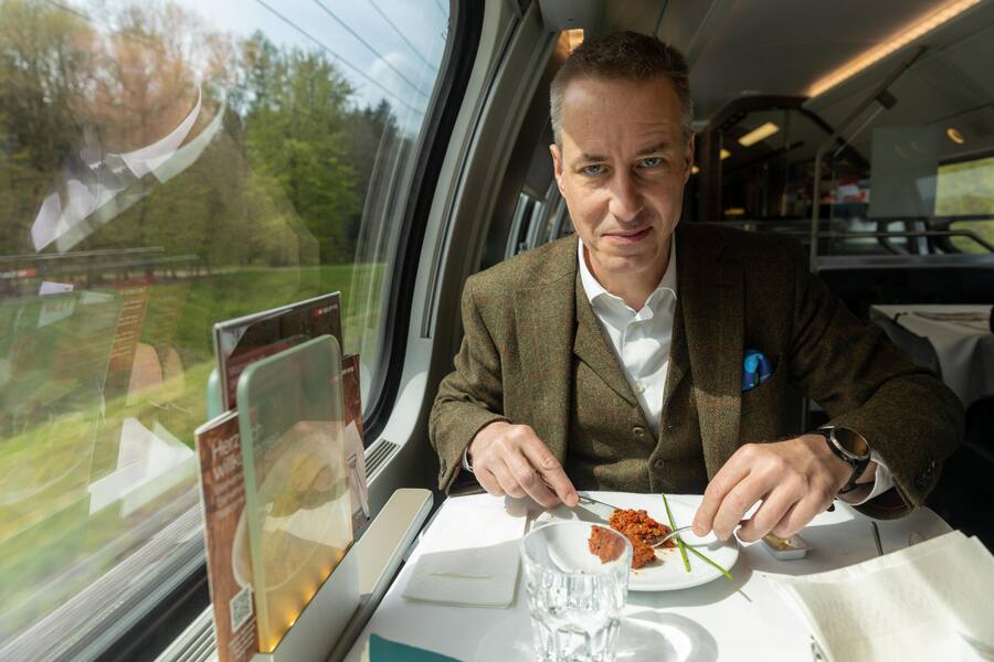 Speisewagen SBB.Story mit Journalist Daniel Herz Böniger. Fotografiert am 27.04.2023 auf der Zugstrecke Zürich-Bern. VEGANES GEMÃSE TARTAR.