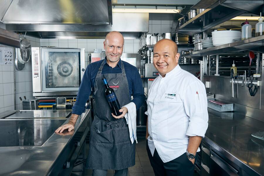 Gastgeber Urs Messerli und Koch Domingo s. Domingo. 8 Häng 8 Gäng, vier Köche servieren je zwei Gänge (Simon Sommer, Fabian Raffeiner, Domingo S. Domingo und Simon Apotheloz) im Restaurant Mille Sens, Bern, 08.02.2018, Foto Lucian Hunziker