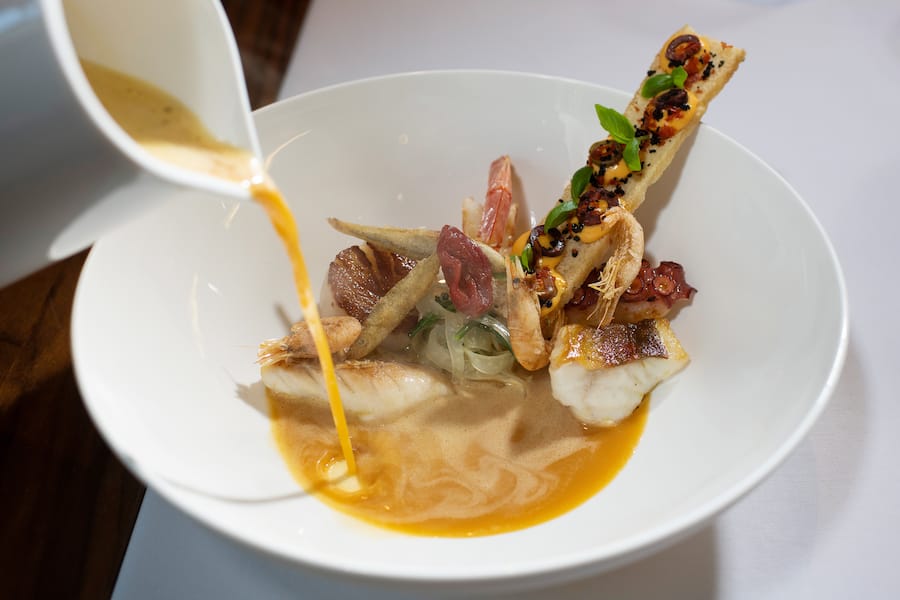 27.08.2020; Zürich: GM Channel; Portrait von Antonio Colaianni Restaurant Ornellaia; âBouillabaisseâ alla Colaianni. Allerlei aus dem Meer, serviert mit Rouille & Brotchips. © Valeriano Di Domenico