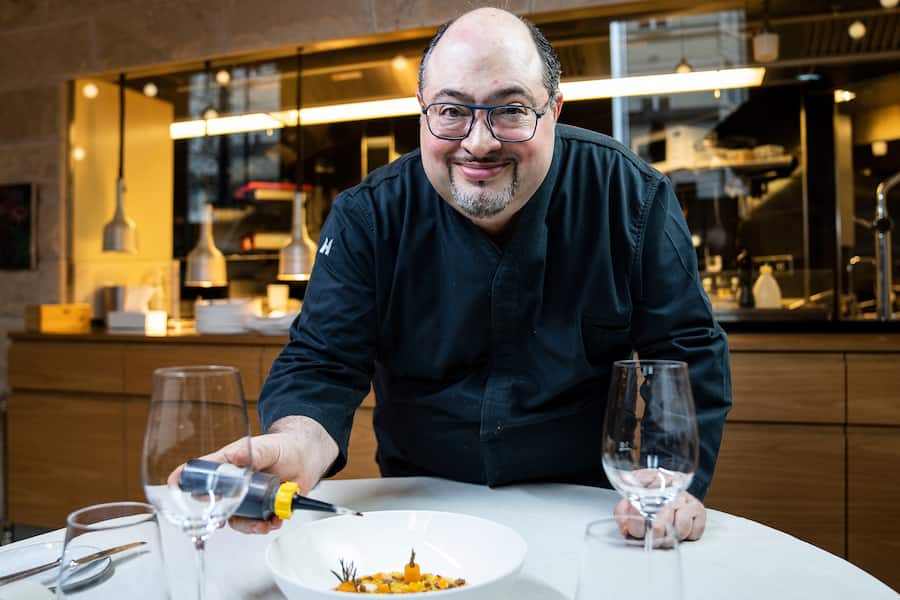 31.10.2022; Zürich: GMC - Ristorante Ornellaia; Antonio Colaianni bereitet den âKürbisrisotto mit Taleggio und getrockneten Tomatenâ zu. © Valeriano Di Domenico