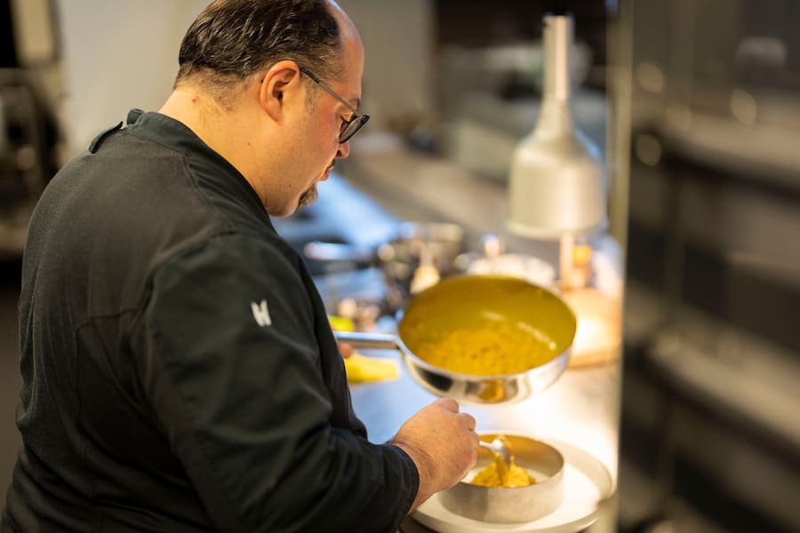 31.10.2022; Zürich: GMC - Ristorante Ornellaia; Antonio Colaianni bereitet den âKürbisrisotto mit Taleggio und getrockneten Tomatenâ zu. © Valeriano Di Domenico