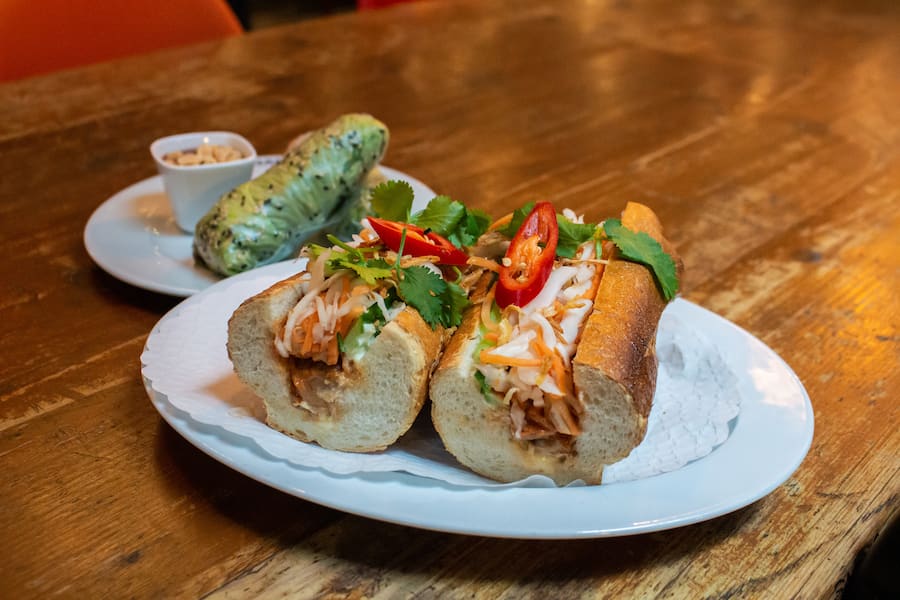 So schmecken die Strassen Vietnams, konzentriert auf ein Baguette. 02.05.2023. Non La. Sydney Karolewski.