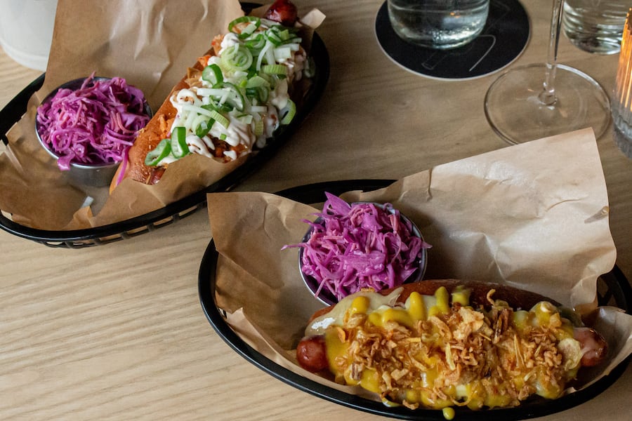 Die Herz Crew serviert Bar-Food für Gaumen und Seele. Für das gewisse Extra gibt es Raclette obendrauf. 02.05.2023. Herz Basel. Sydney Karolewski