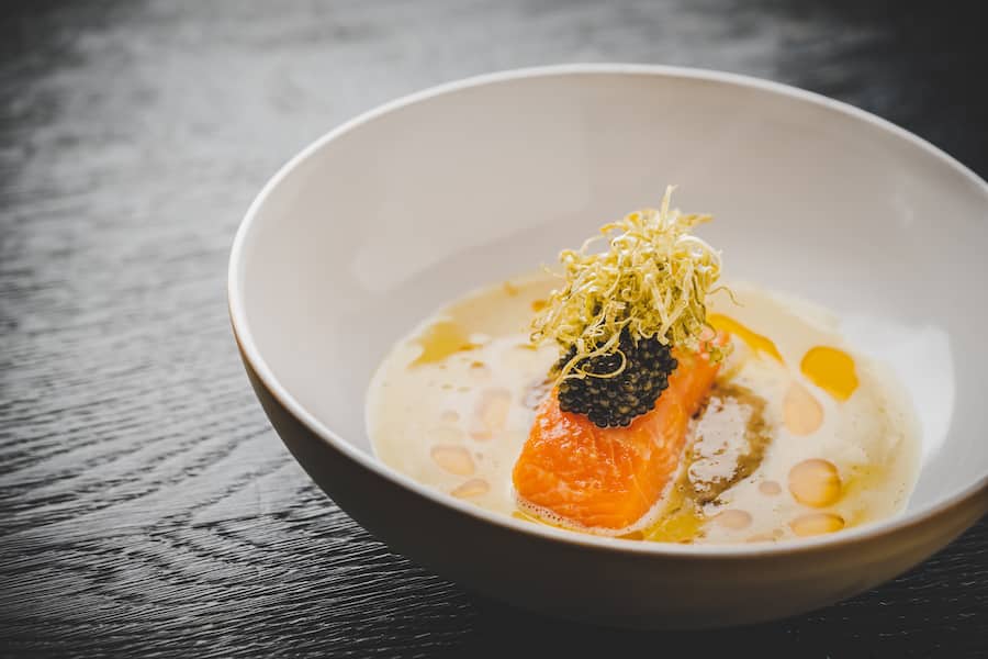 Michèle Meier kocht mit Guy Ravet und Oscar de Matos im LUCIDE Luzern 2023: Lachsforelle, XO-Sauce, Kaviar