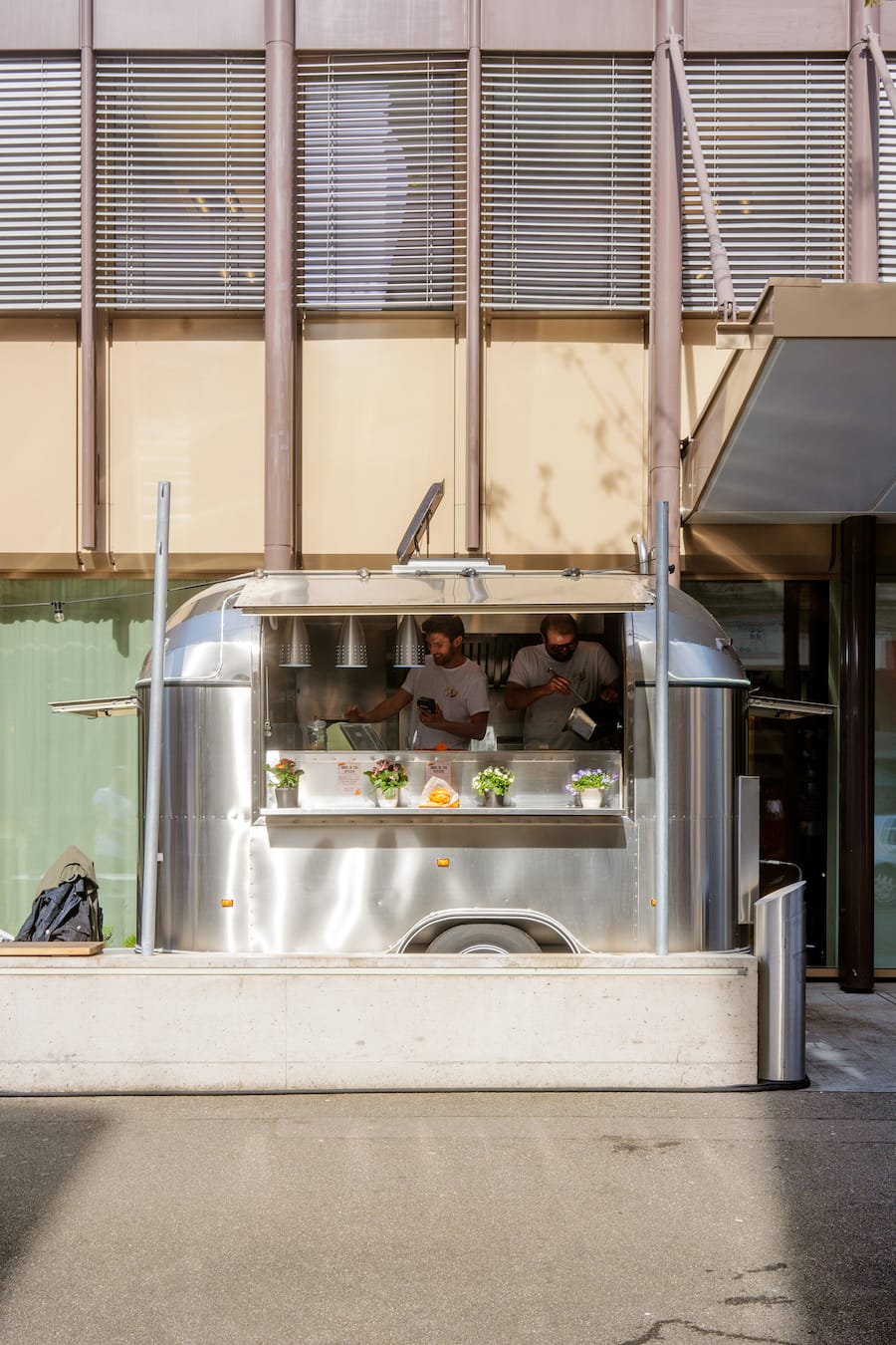 Birds in the kitchen im The Studio