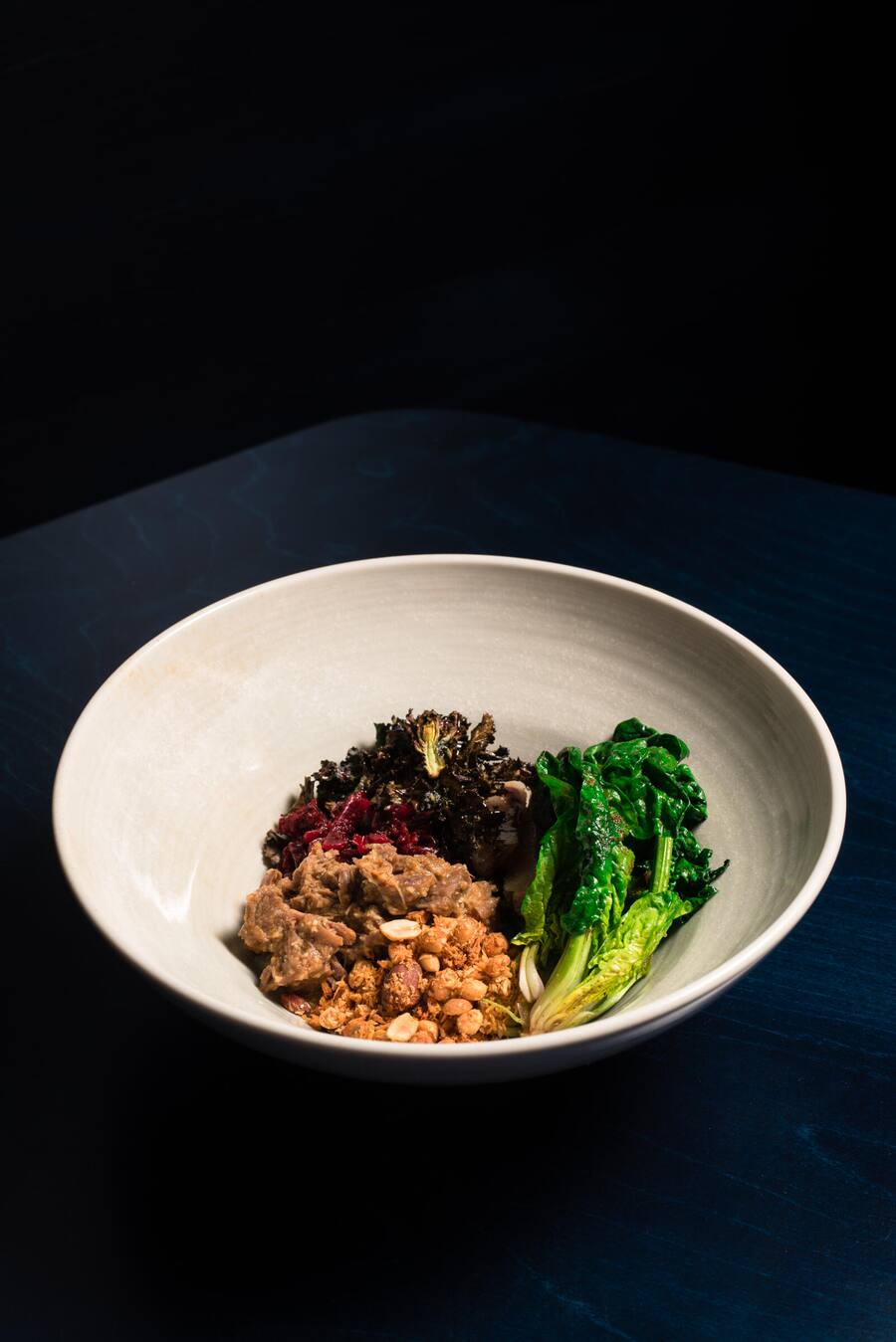 Congee mit geschmortem Eringer Rind, Federkohl und Winterspinat - Michaela Frank, Chefkoechin - Kulturlokal Rank Zuerich - Feb 2023 - Copyright Olivia Pulver