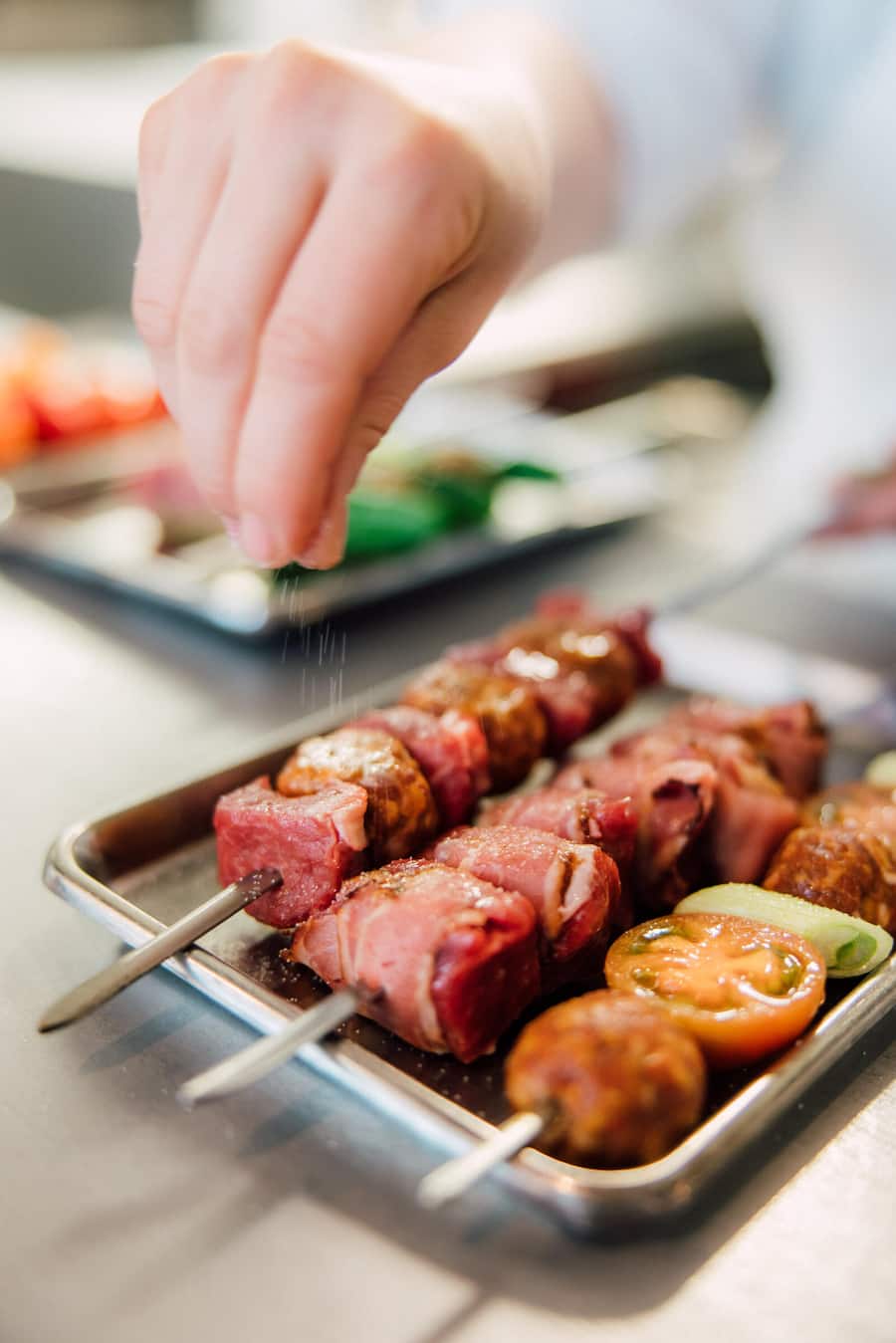 Elif Oskan, Chef, Restauran Gül bei der Zubereitung eines Schaschlik-Spiess, Zürich, ZH