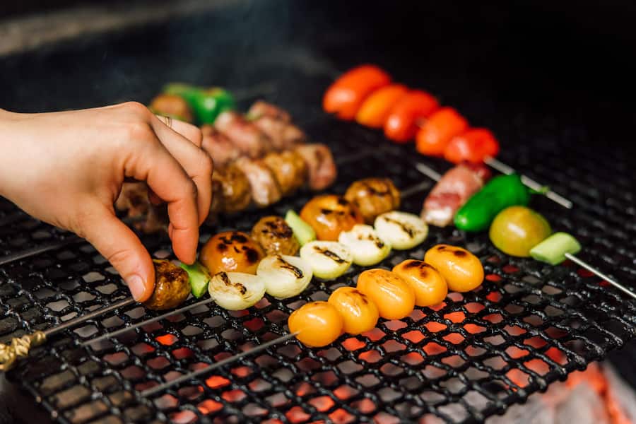 Elif Oskan, Chef, Restauran Gül bei der Zubereitung eines Schaschlik-Spiess, Zürich, ZH