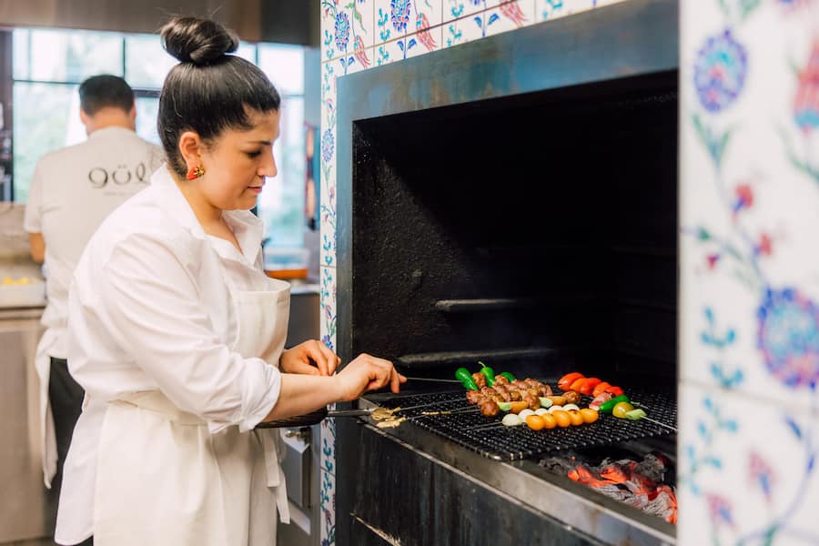 Elif Oskan, Chef, Restauran Gül bei der Zubereitung eines Schaschlik-Spiess, Zürich, ZH