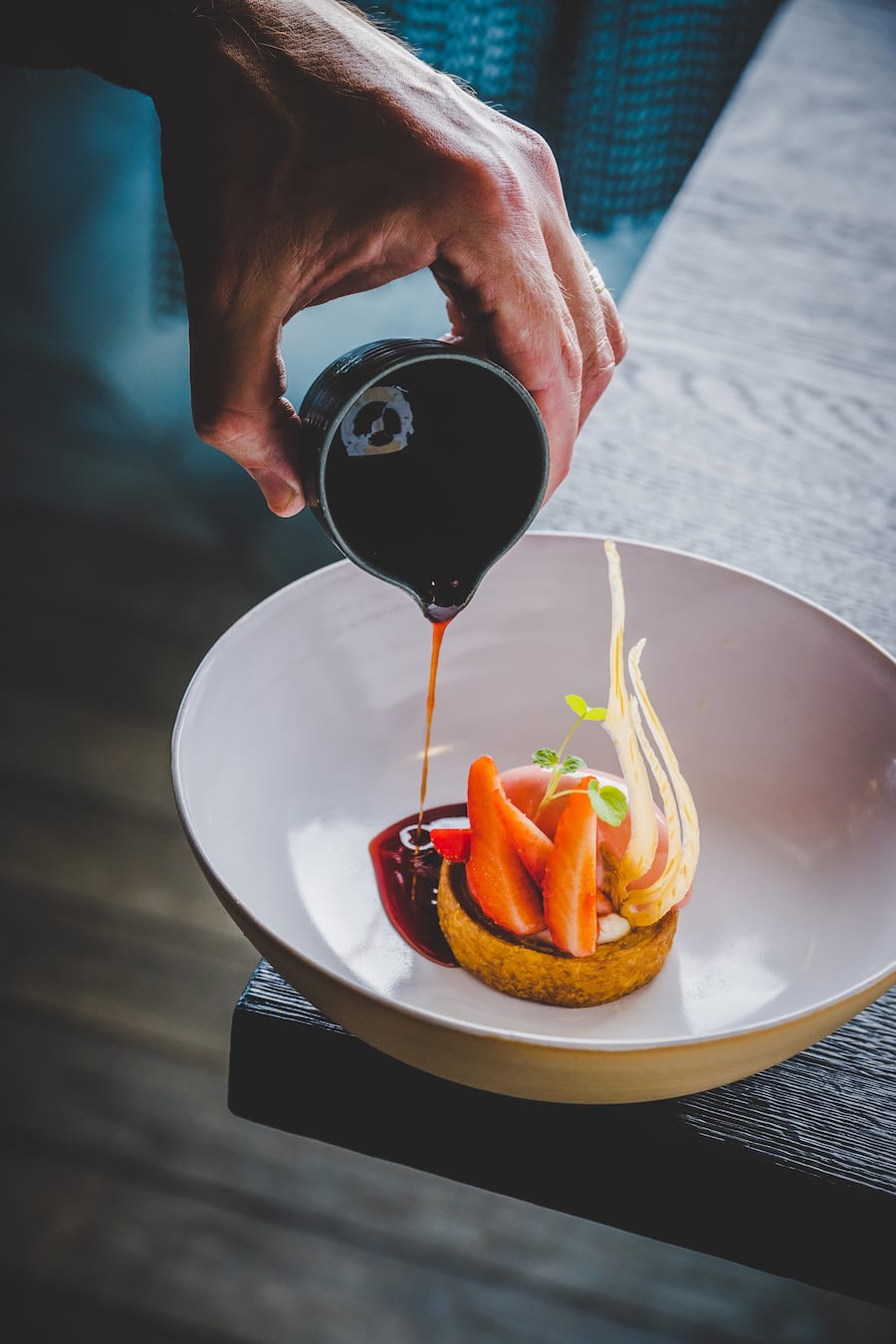 Michèle Meier kocht mit Guy Ravet und Oscar de Matos im LUCIDE Luzern 2023: Erdbeeren, Blätterteig, Vanille