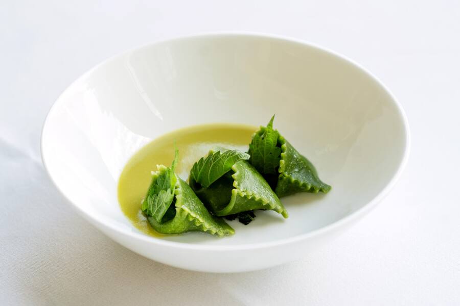 Petersilien-Ravioli mit Pecorino Romano-Füllung und Erbsensud