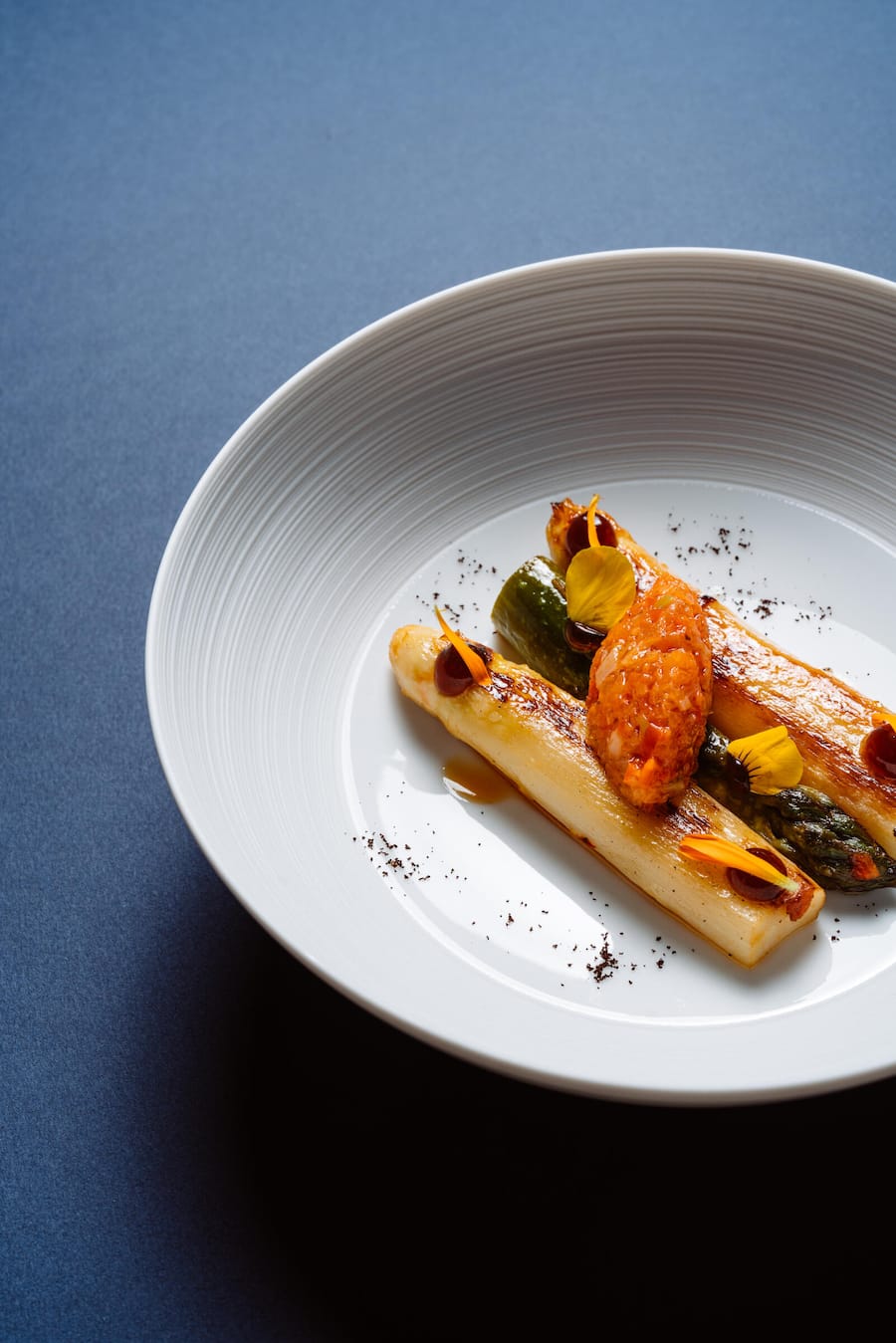 GUY RAVET: Weisser Spargel aus dem Chablais von Pascal Lattion, Chimichurri - Grand Cru Kaffee - Guy Ravet & Daniel Zeindlhofer - Four-Hand-Sharing-Dinner Igniv Zürich - 05/2023 - Copyright Olivia Pulver