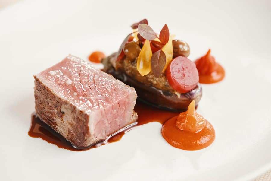 Teller: Dry Aged Entrecôte vom Emmentaler Black Angus Rind Maggiapfeffer-Jus / Aubergine / geräucherte Peperoni Seerestaurant Belvédère Seestrasse 18 A 6052 Hergiswil Chef: Fabian Inderbitzin