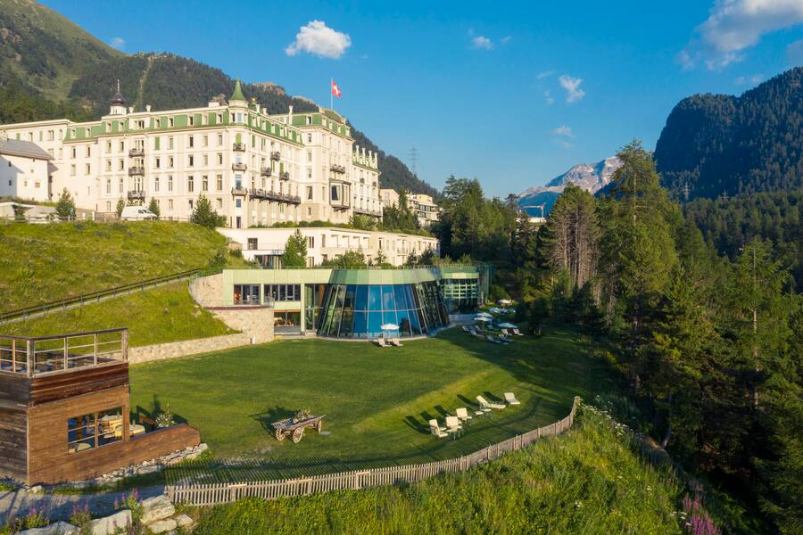 Aussenansicht Hotel Kronenhof Pontresina im Sommer