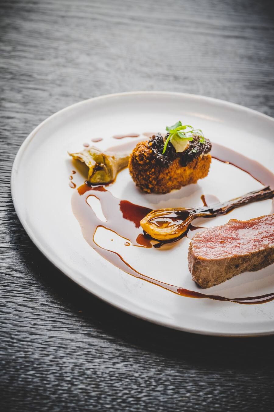 Michèle Meier kocht mit Guy Ravet und Oscar de Matos im LUCIDE Luzern 2023: Kalbsnierstück, Salbeujus, Gersten, Morcheln