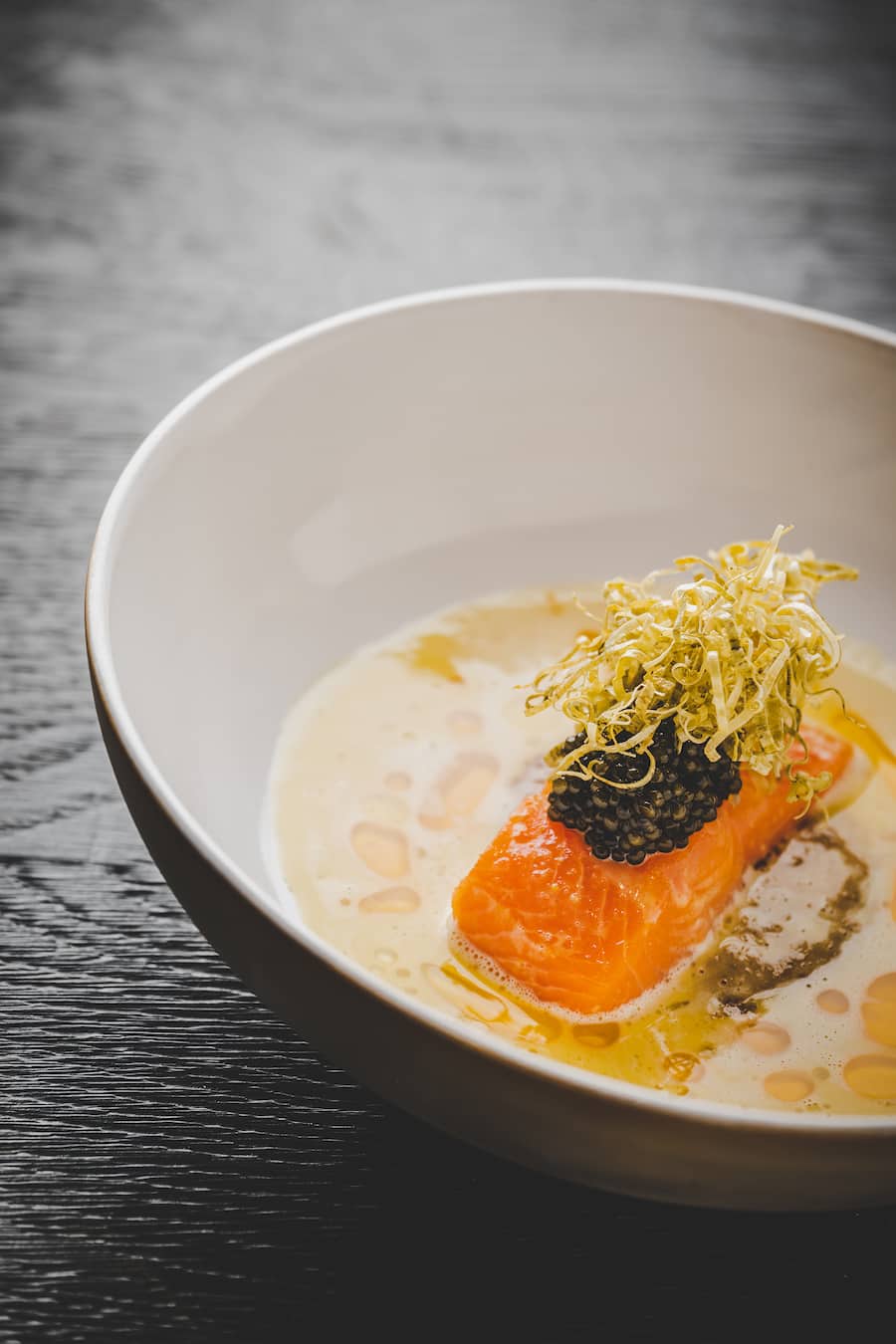 Michèle Meier kocht mit Guy Ravet und Oscar de Matos im LUCIDE Luzern 2023: Lachsforelle, XO-Sauce, Kaviar