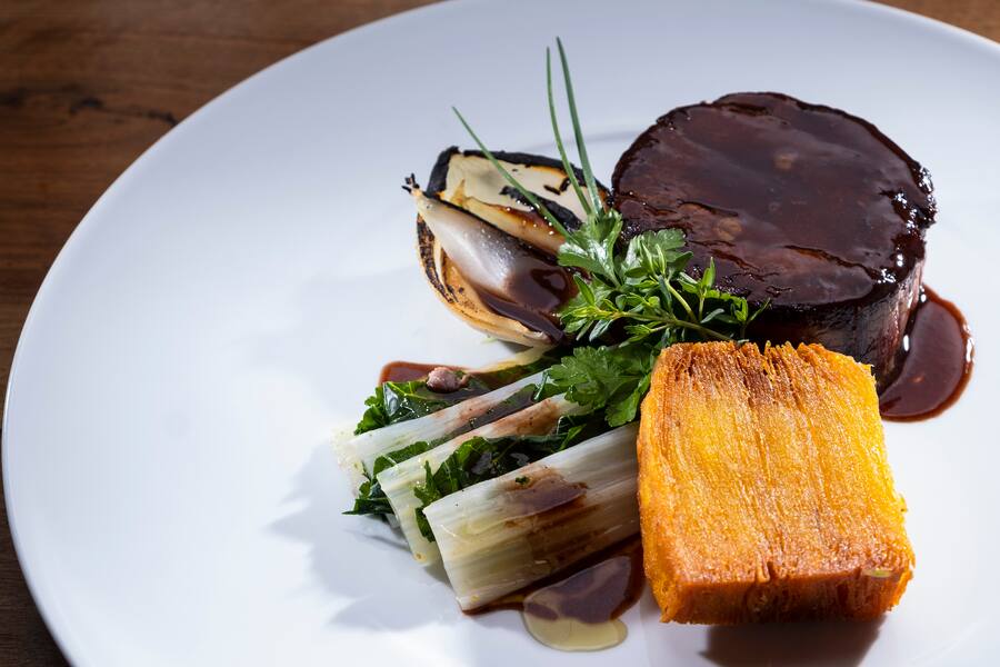 Filet de boeuf de ST-Légier, oignons brûlés, terrine de pommes de terre, purée de céleri