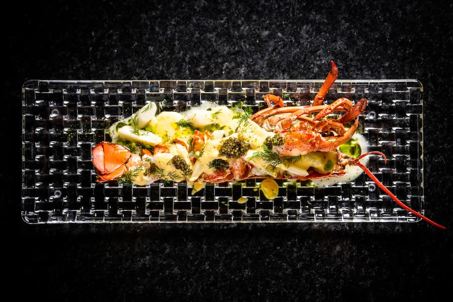 Heiko Nieder kocht Lobster 2022: Halber Hummer in der Schale mit weissem Spargel, Sauce Hollandaise, Dill und Kaviar