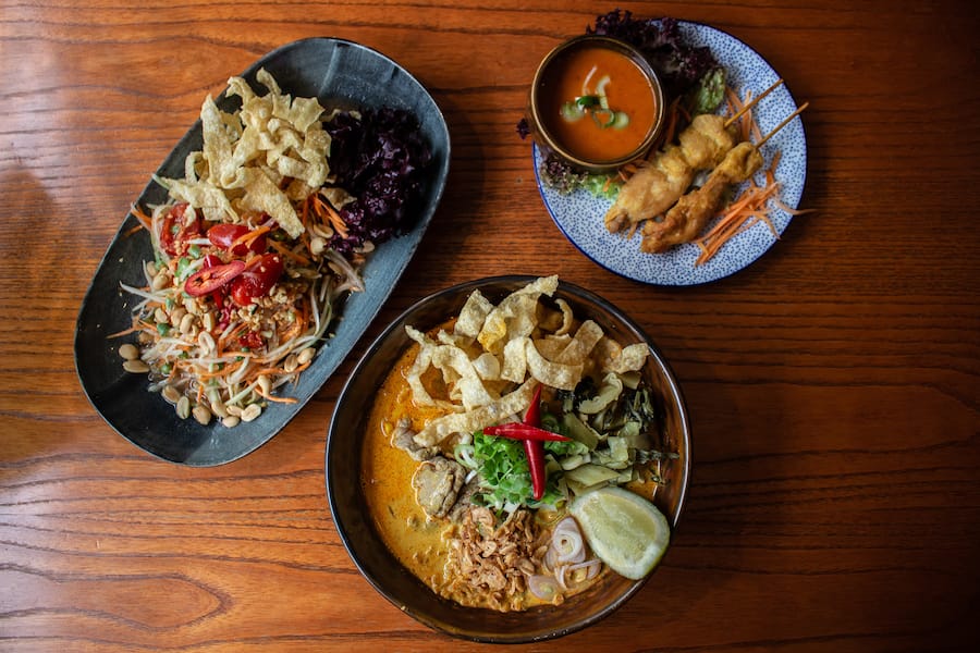 Nicht nur die Satay Spiesse begeistern: Chiang Mai Kao Soi mit Rindfleisch und vegetarischer Papaya Salat. Dazu Thai-Eistee. 02.05.2023. Sydney Karolewski