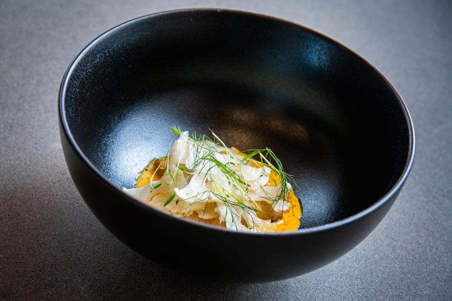 Noémie Bérnard 2021: Eglifilets gebraten, Blumenkohlpüree, marinierter Blumenkohl Noémie Bernard, Restaurant Sternen in Walchwil, ZG