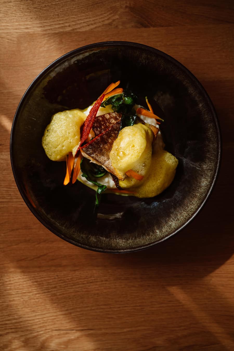 Regenbogenforelle vom Naturkreislauf mit Risotto und Krautstiel - Patrick Germann (Bären in Schwarzenburg) bezieht seine Forellen von der naturnahen Bio-Zucht Naturkreislauf - Schwarzenburg - 05/2023 - Copyright Olivia Pulver