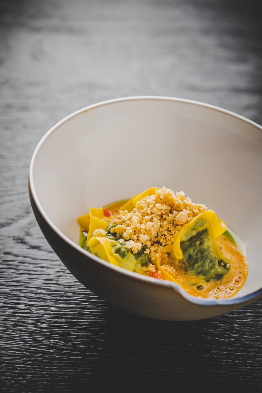 Michèle Meier kocht mit Guy Ravet und Oscar de Matos im LUCIDE Luzern 2023: Spinatravioli, Peperoni, Sbrinz, Basilikum