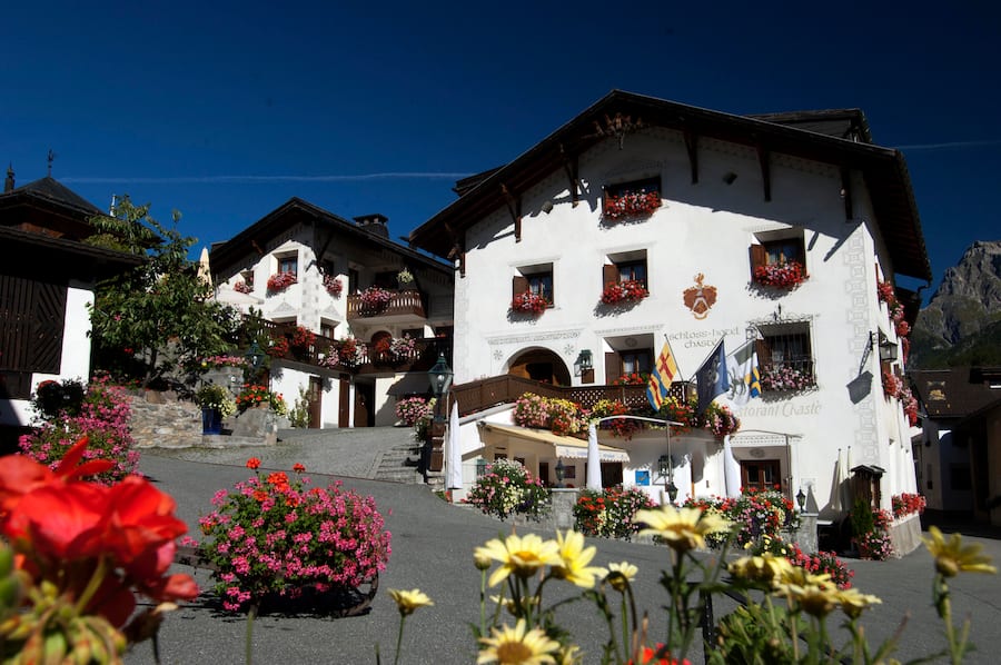 Aussenansicht Sommer Schlosshotel Chaste Tarasp