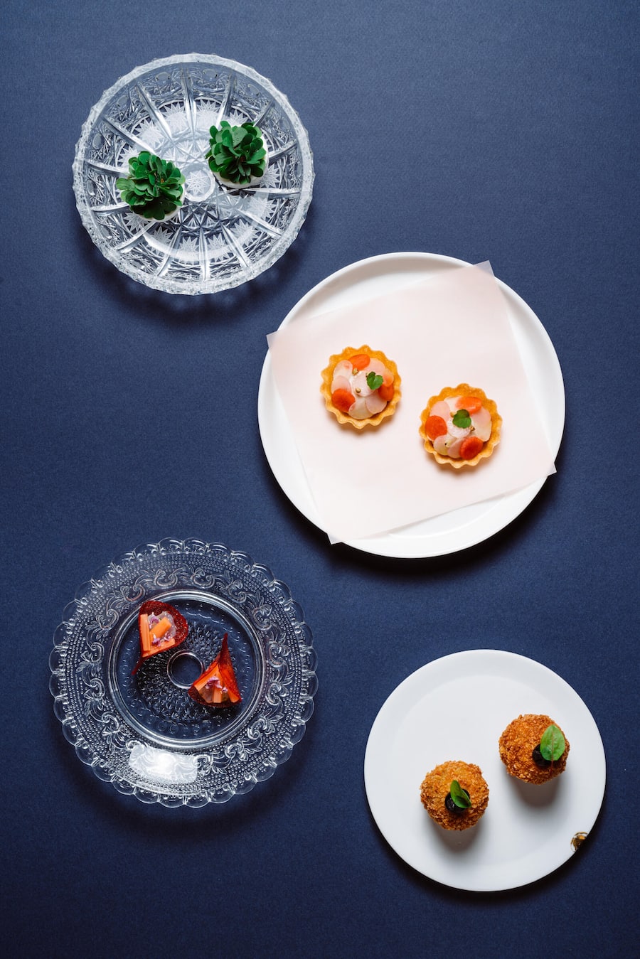 KLEINE HÃPPCHEN Seereichen - Rosmarin - Radieschen Jura-Wagyu Cromesquis - Knoblauch Sauerrahm - sauerklee Rhabarber - Zander - Guy Ravet & Daniel Zeindlhofer - Four-Hand-Sharing-Dinner Igniv Zürich - 05/2023 - Copyright Olivia Pulver