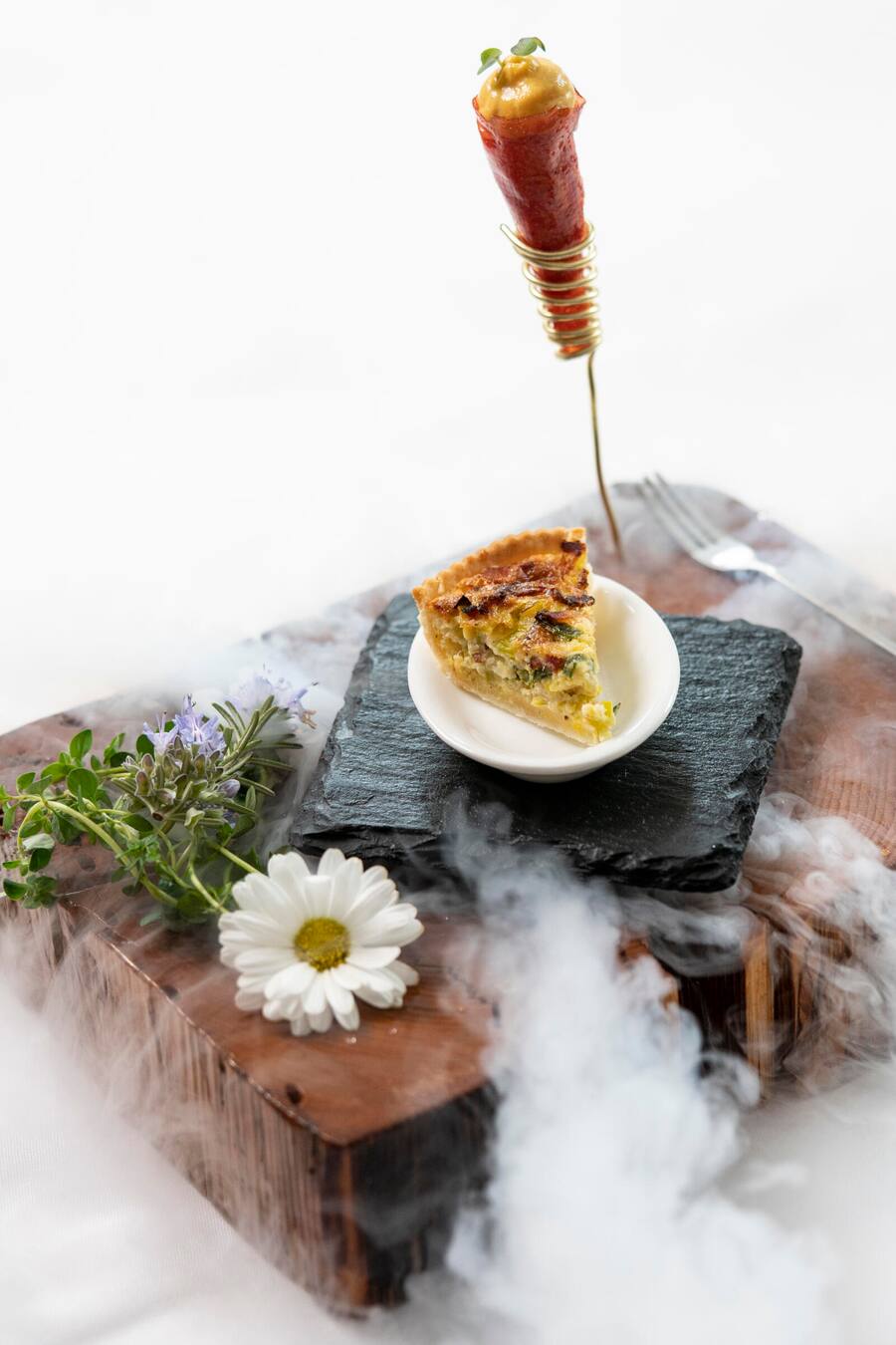 Sternen Pfungen, Ãberaschungsgang, Speck-lauchquiche, Cornet mit gelbem Randenmousse