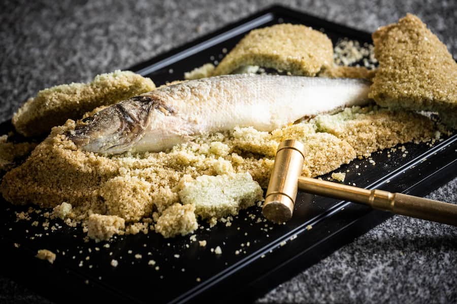 The Dolder Grand 2023: Wolfsbarsch in der Salzkruste