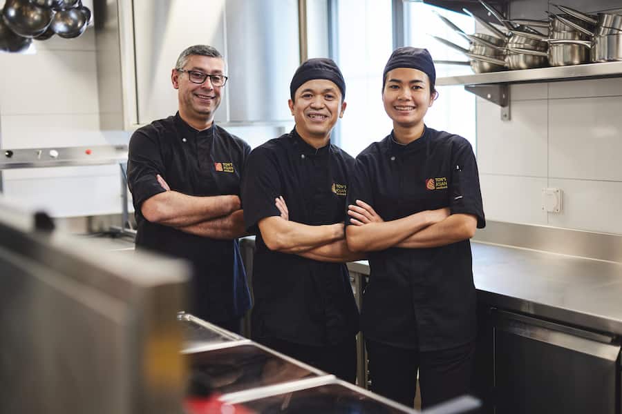 Ton's Asian Soulfood - Gruppenbild Kuchenteam, Marcos Teixeira, Ton Chamkrom, Sokunthea Lim (v.l.n.r.)Â